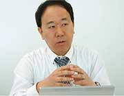 情報システム室 佐藤由知 氏