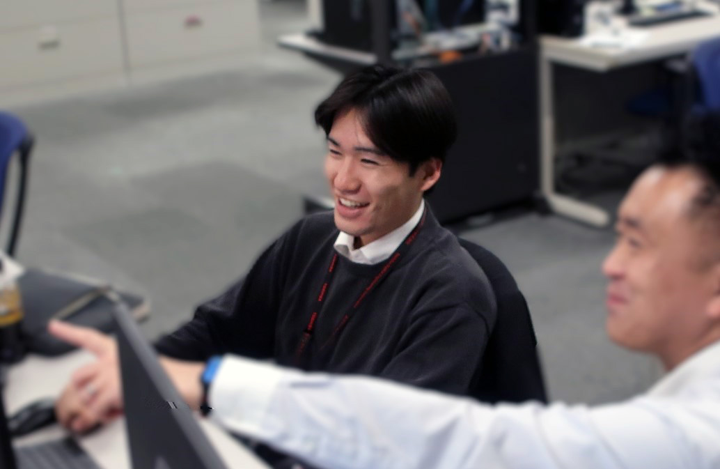 2025年入社　F.Kさんの仕事中の様子